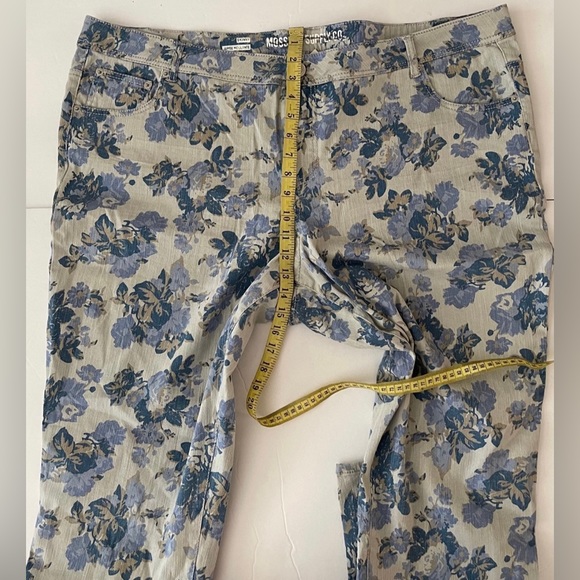 (10) NWOT women’s plus size floral jeans Mossimo Supply (28W) MSRP $58 - Picture 5 of 8